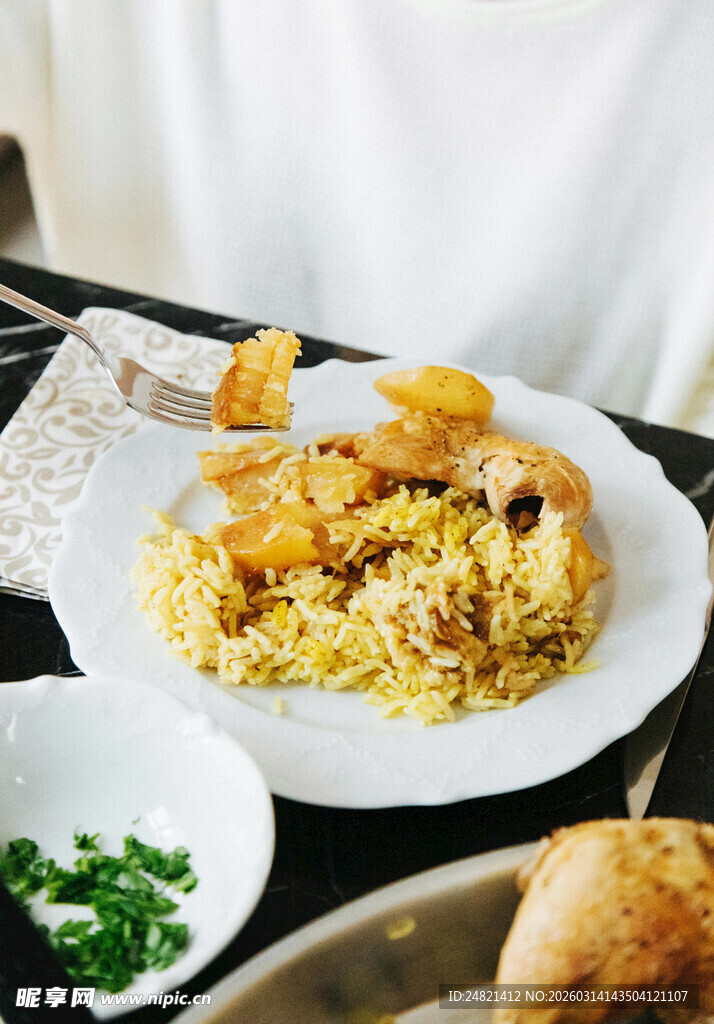 美味金黄炒饭搭配香脆薯片