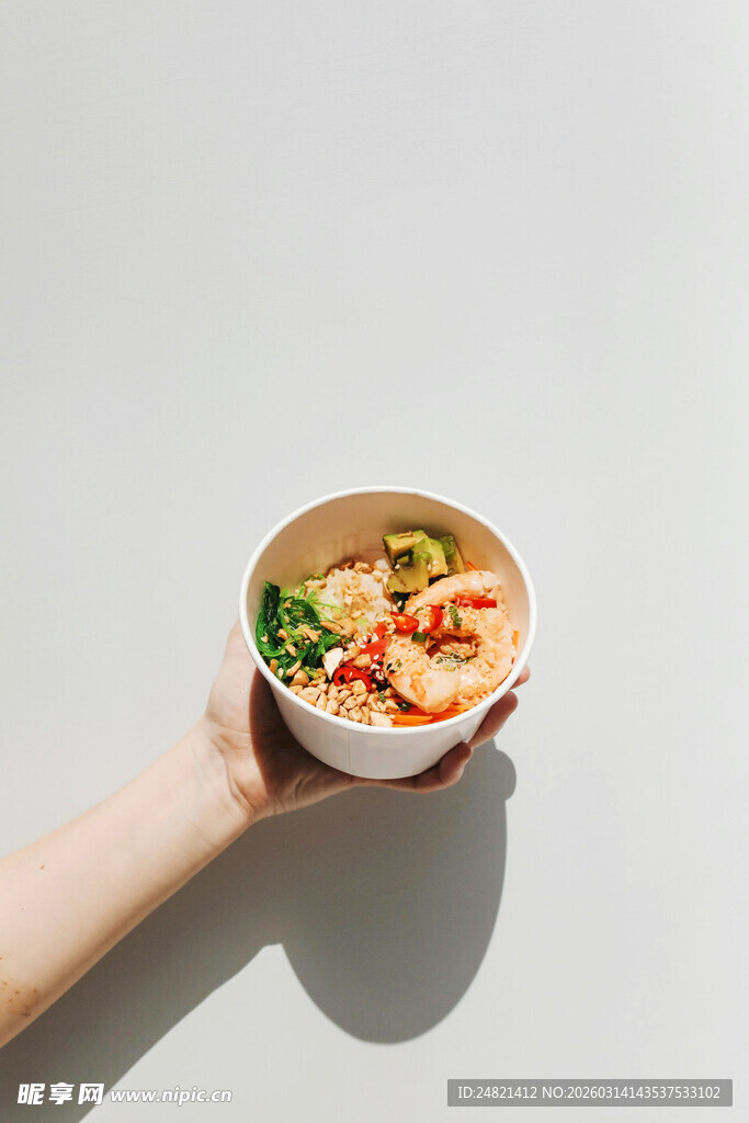 手持碗中美味虾仁沙拉