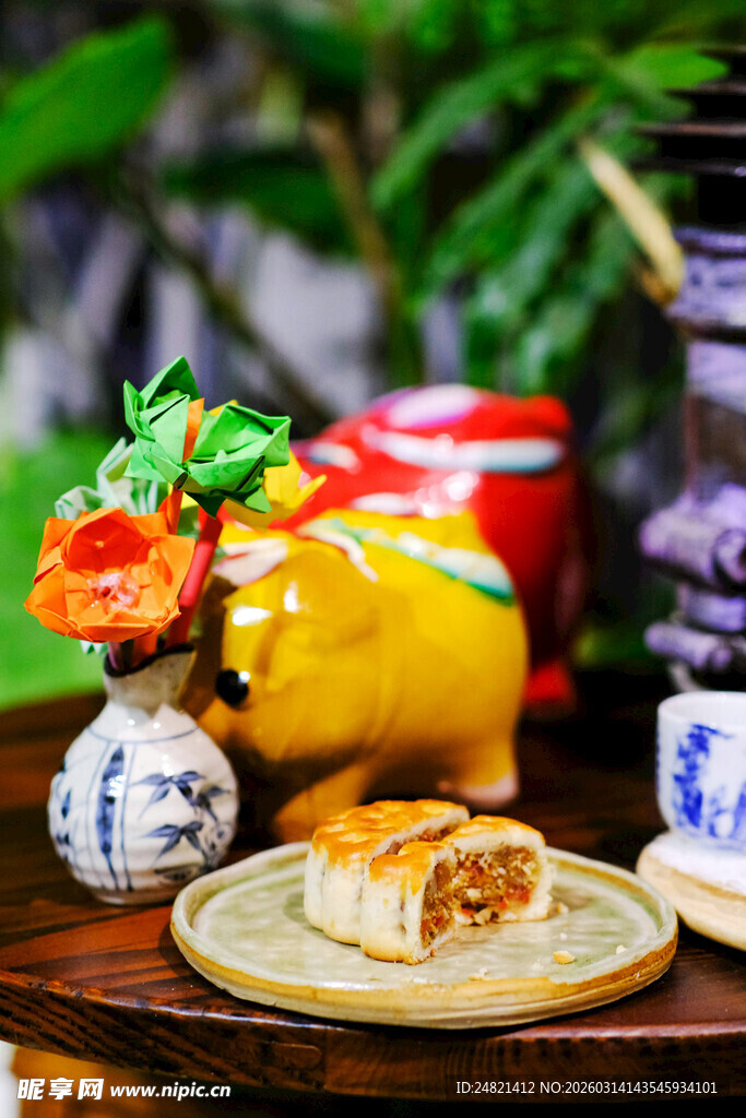 中式糕点与摆件的雅致组合