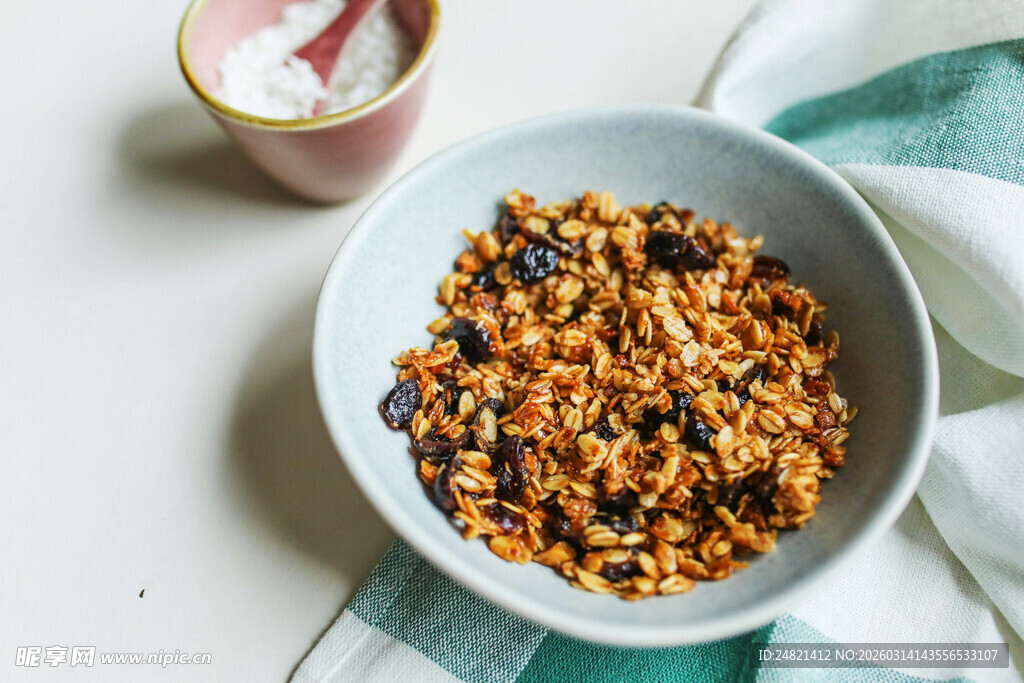 美味坚果燕麦片早餐碗