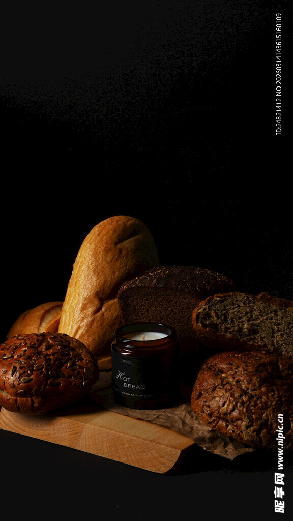 多样面包摆放在暗色背景中