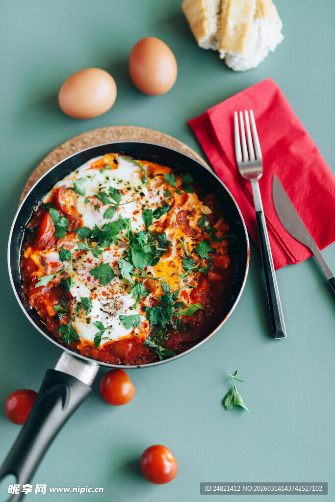 煎锅中的多彩美味早餐