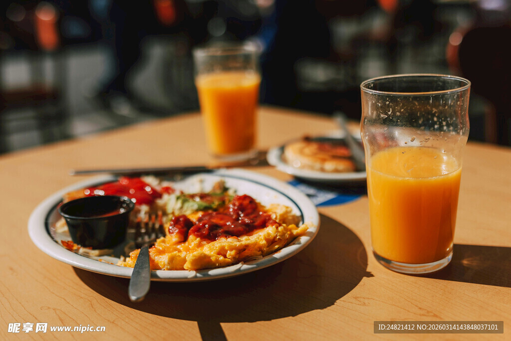 美味华夫饼搭配鲜榨橙汁