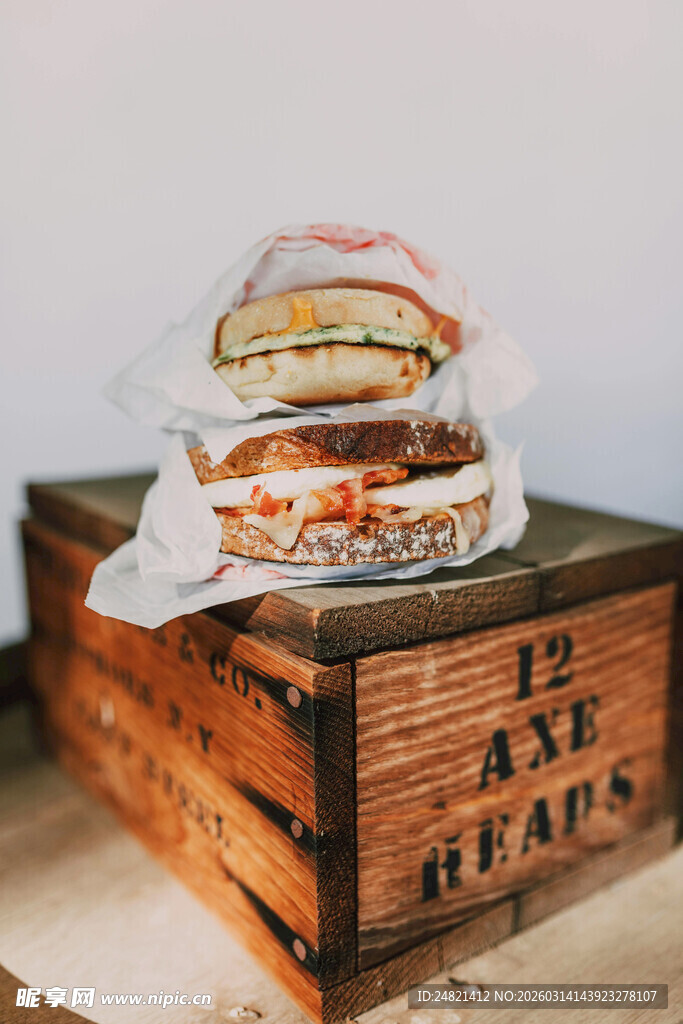 木盒上的美味三明治