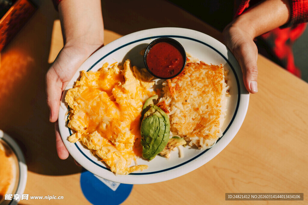 双手捧起的美味墨西哥卷饼