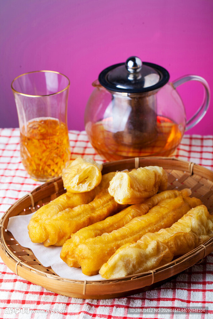 茶壶旁的油条与饮品