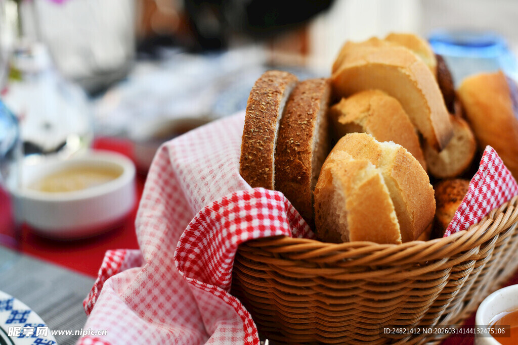 篮子里的美味面包