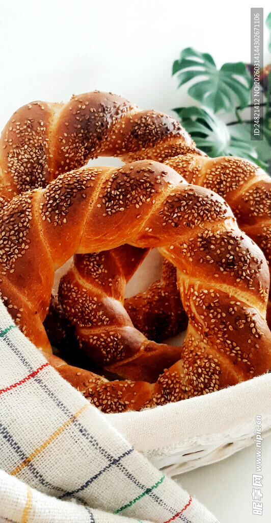 美味麻花置于格子布上