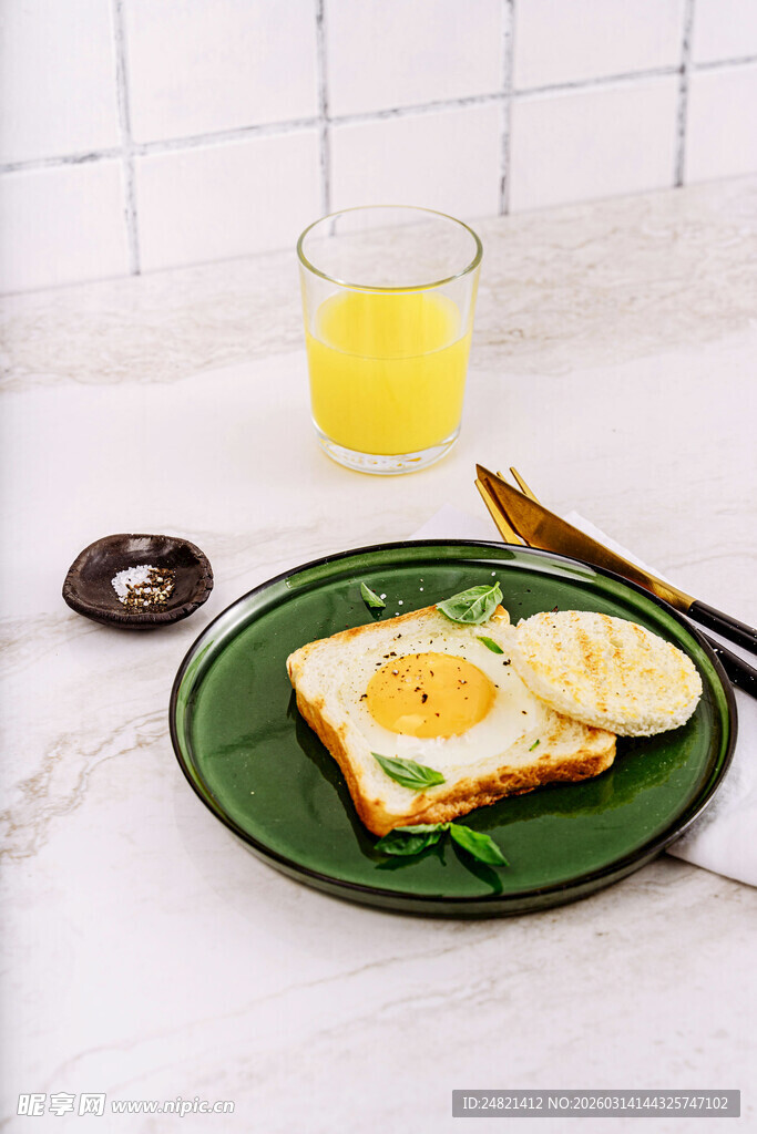 绿色盘上的美味早餐