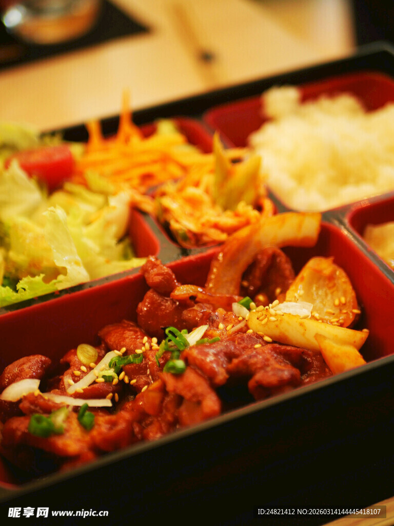 美味日式便当盒中的佳肴