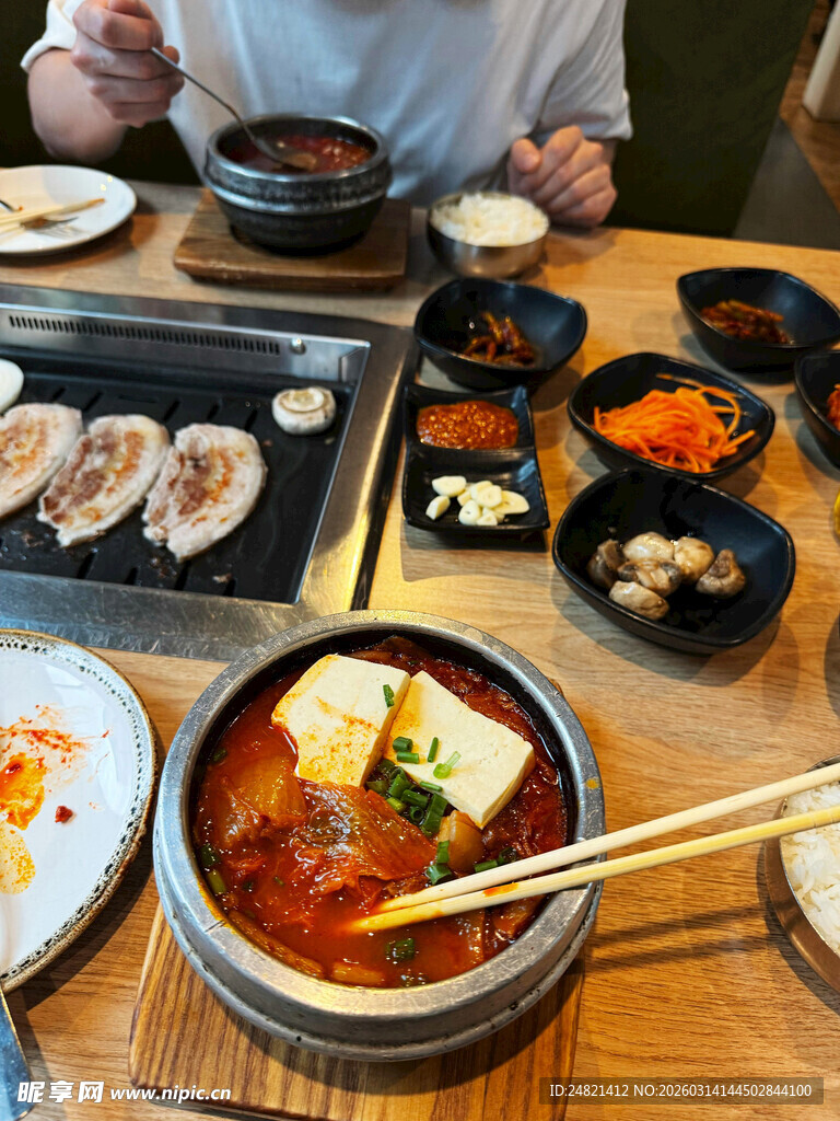 丰盛韩餐美食摆桌场景