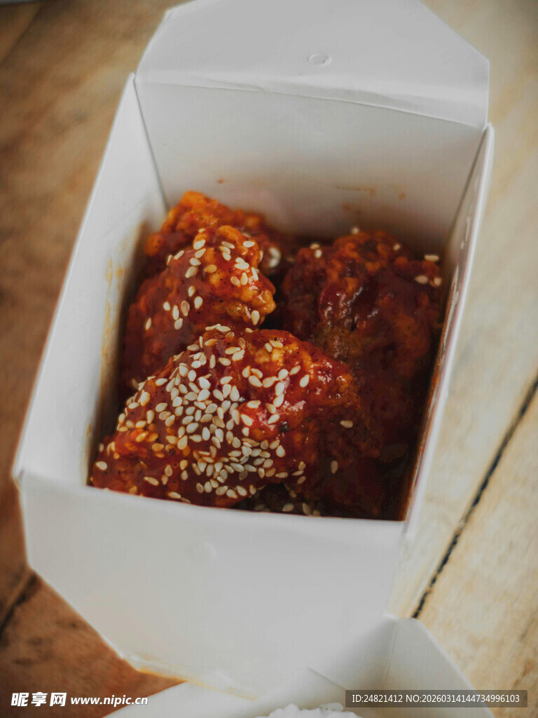 盒装美味撒芝麻红烧肉