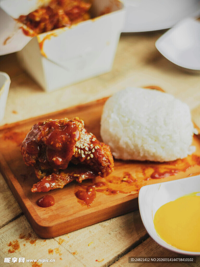 美味烤肉配米饭与蘸酱