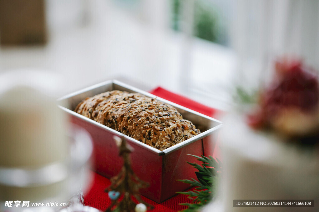 节日装饰中的美味面包