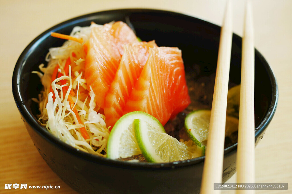 三文鱼拉面配清新柠檬