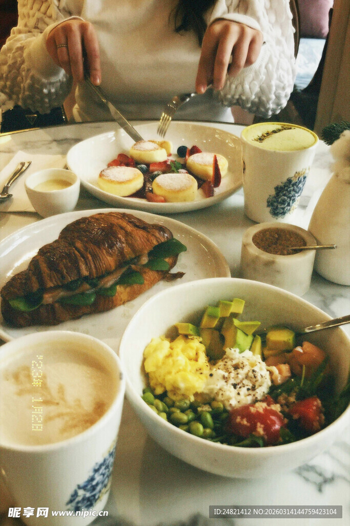 丰盛美味的餐食场景