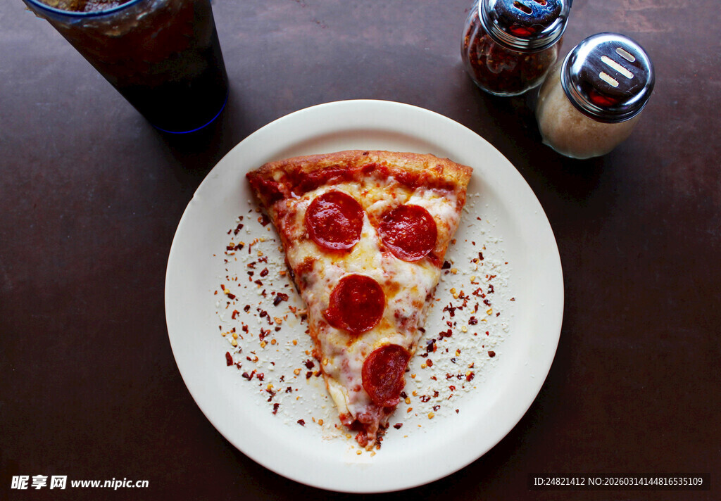 一片美味的意大利辣香肠披萨