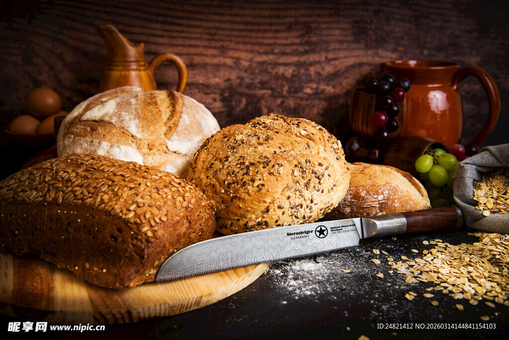 多样面包与烘焙工具展示