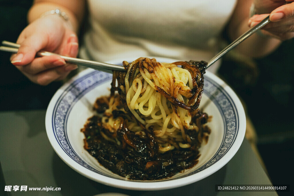 美味炸酱面诱人瞬间