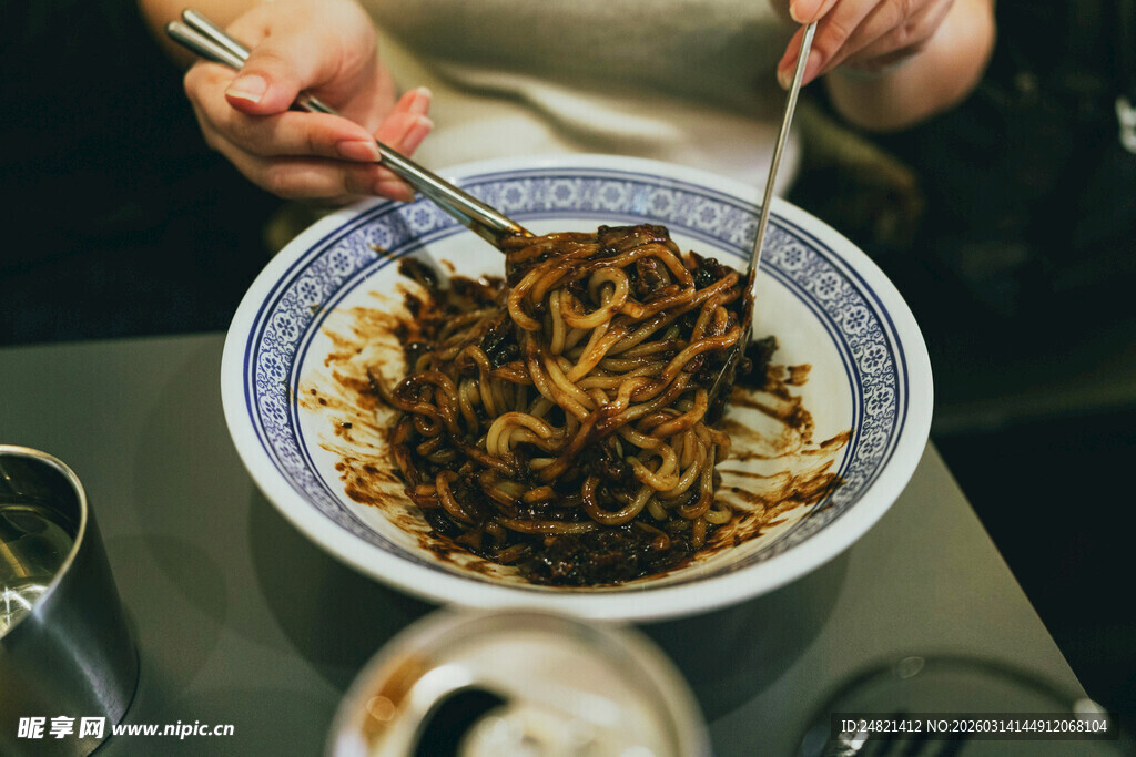 双手享用一碗美味热干面