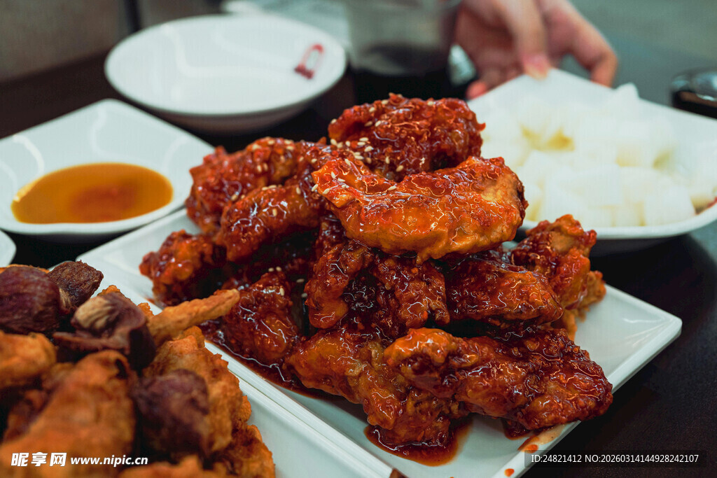 美味诱人的韩式炸鸡拼盘