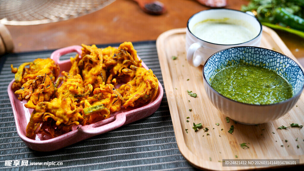 美味炸物配特色绿色蘸酱