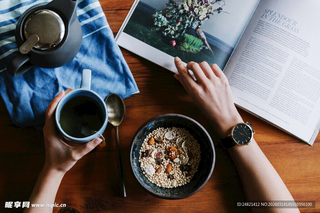 惬意早餐时光与阅读相伴