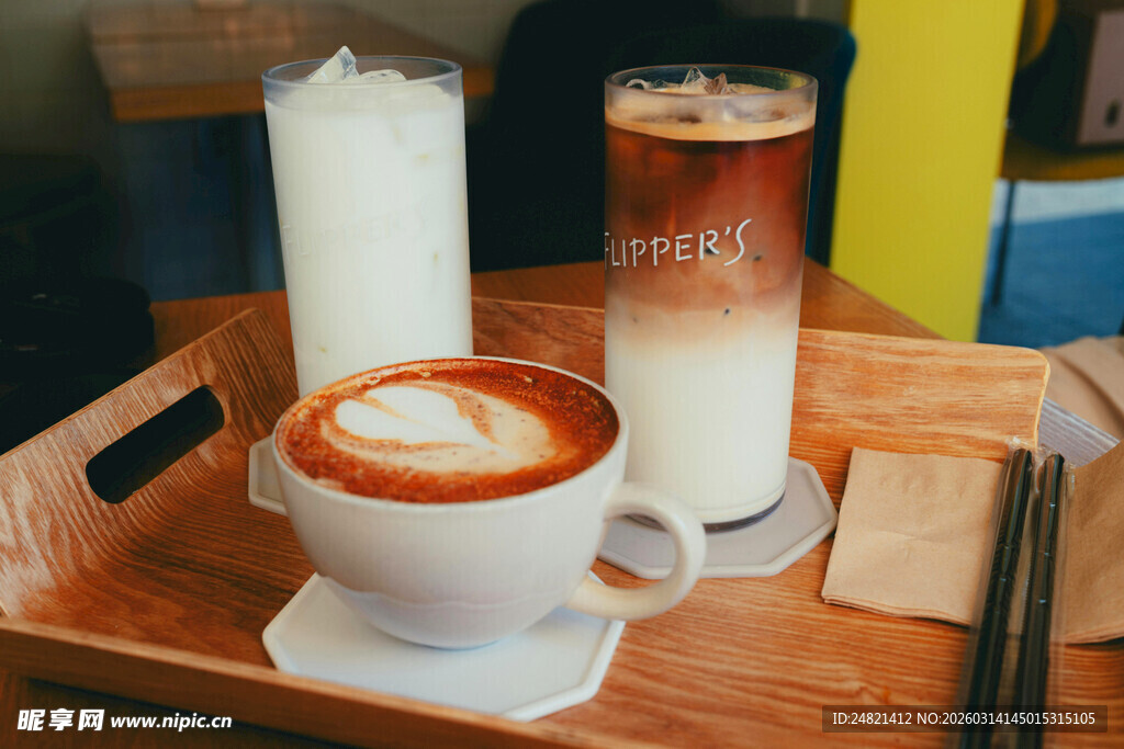 精致咖啡饮品摆放在木托盘上