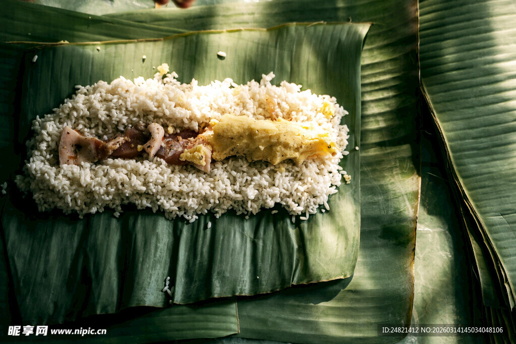 芭蕉叶上的美味糯米食物