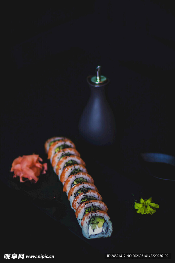 精致寿司与清酒组合