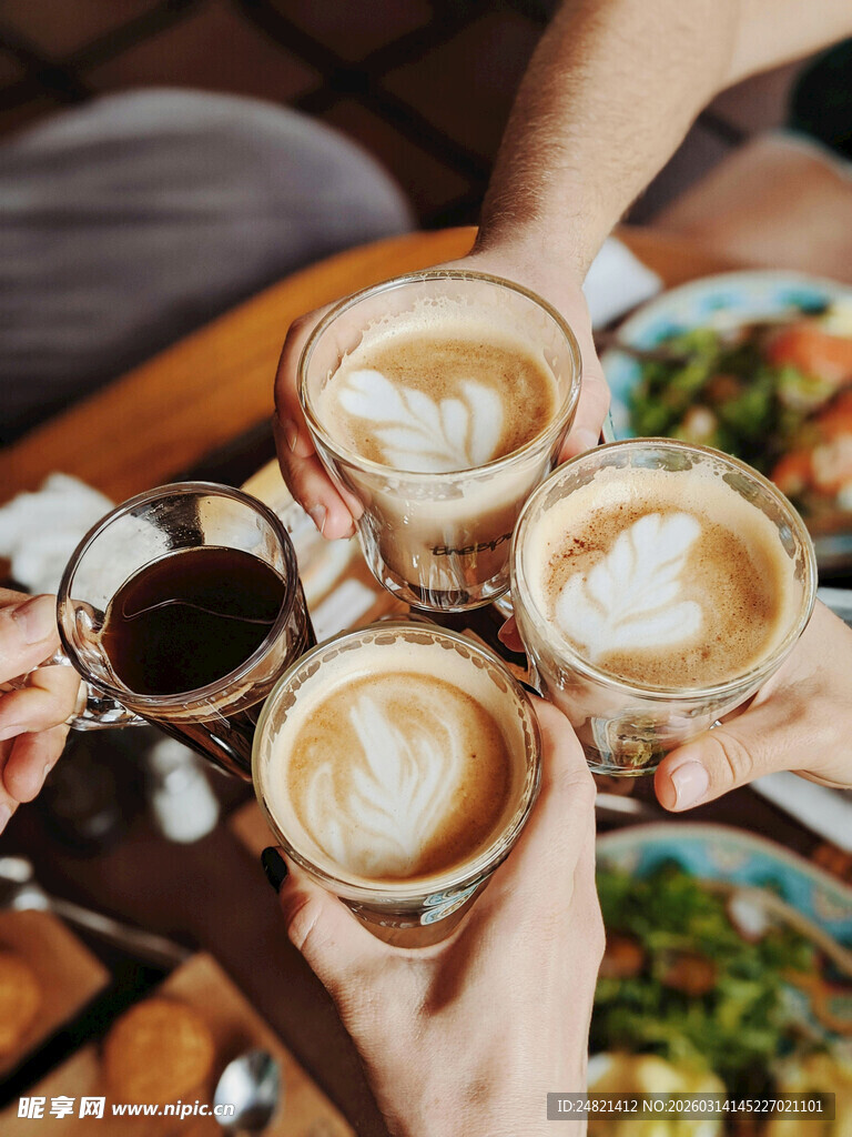 举杯共饮咖啡的欢乐时刻