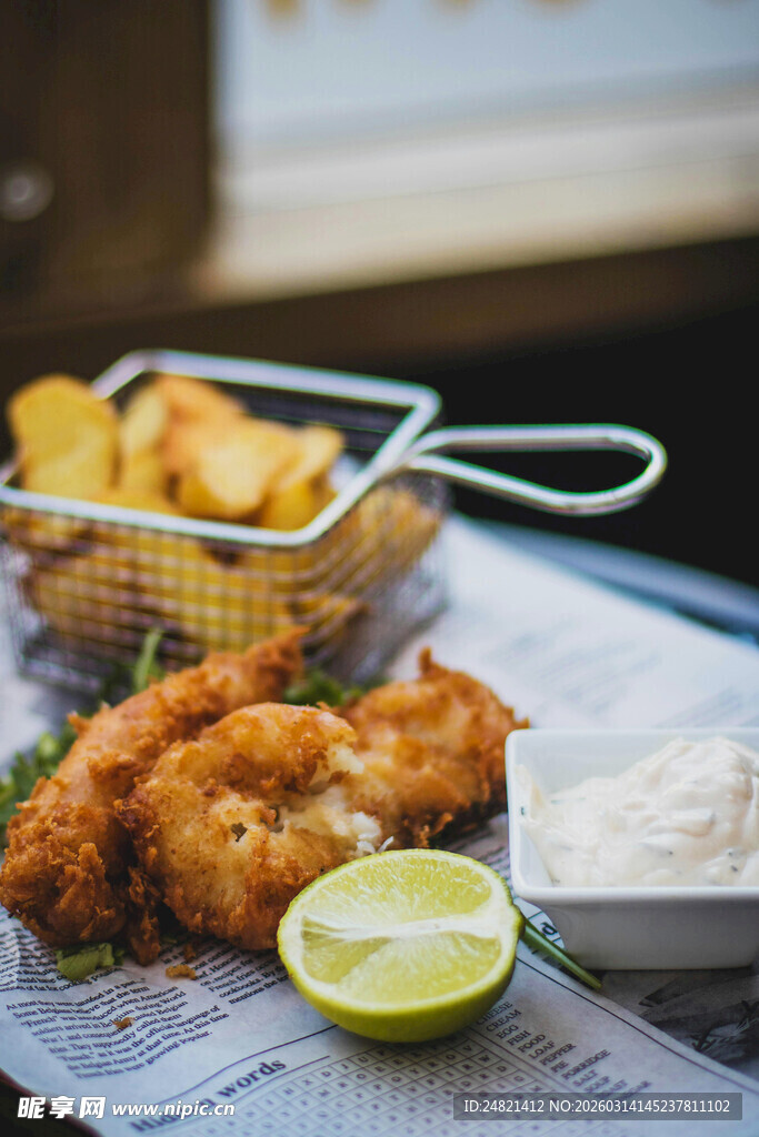 美味炸鱼薯条配蘸酱