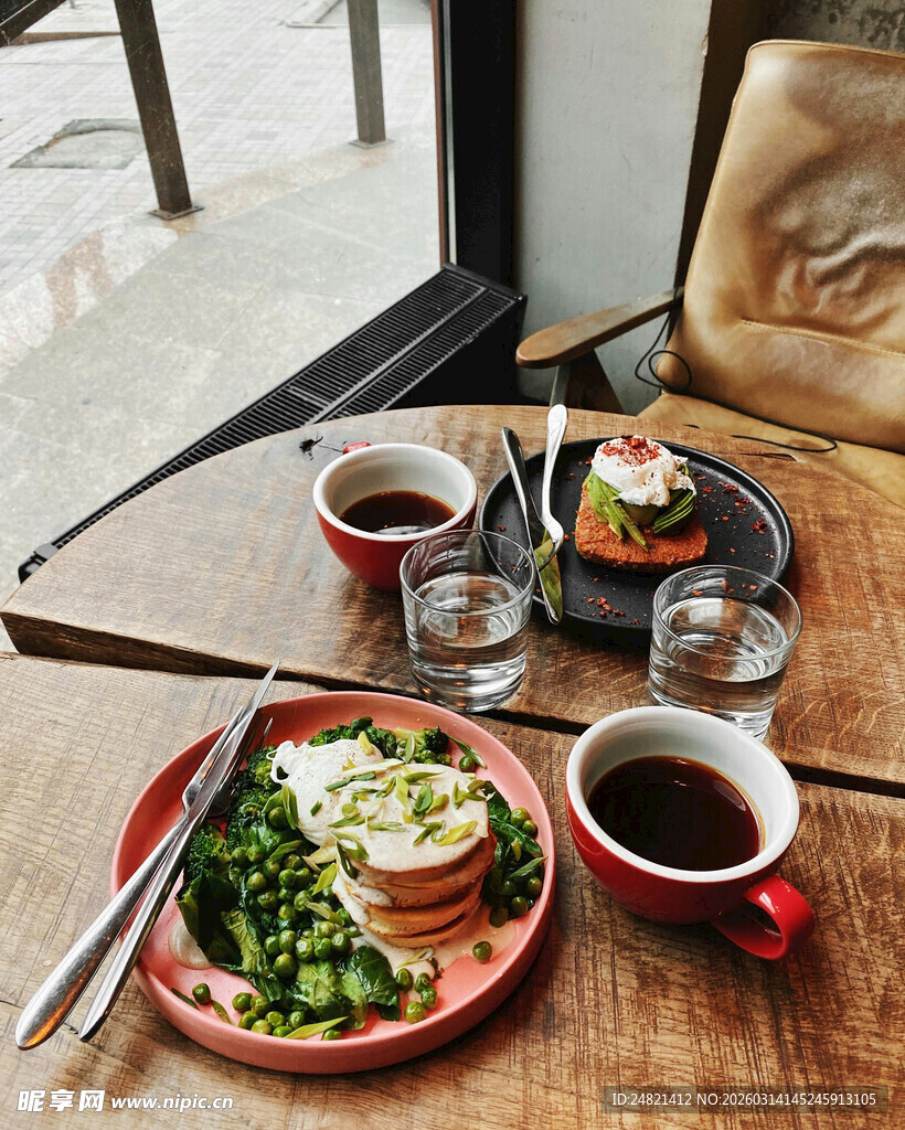 窗边美味早餐的惬意时光