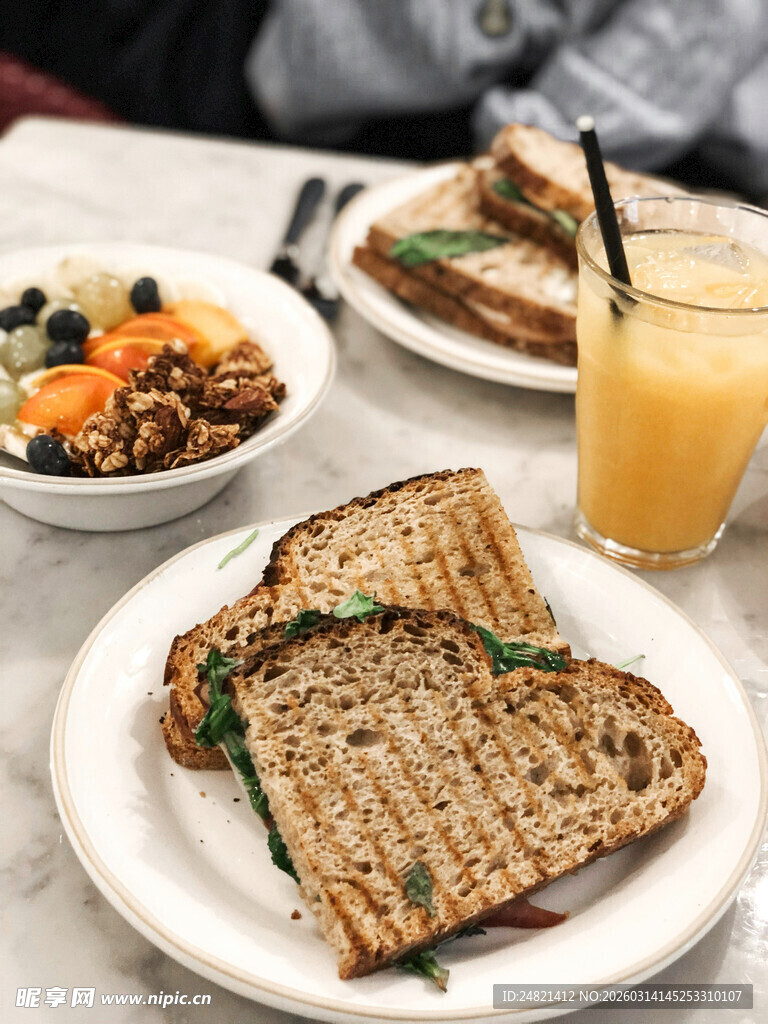 美味三明治与早餐搭配