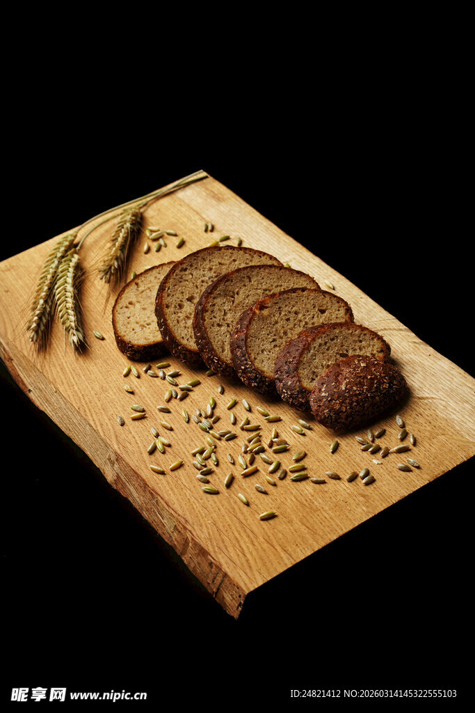 切片面包配香料置于木板上