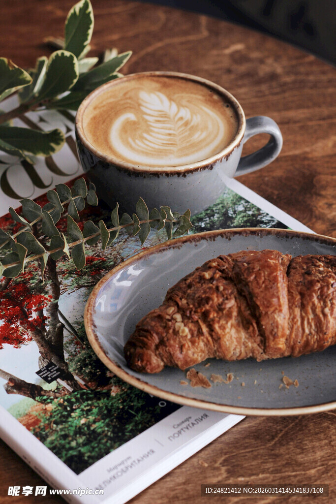 咖啡配可颂的惬意早餐