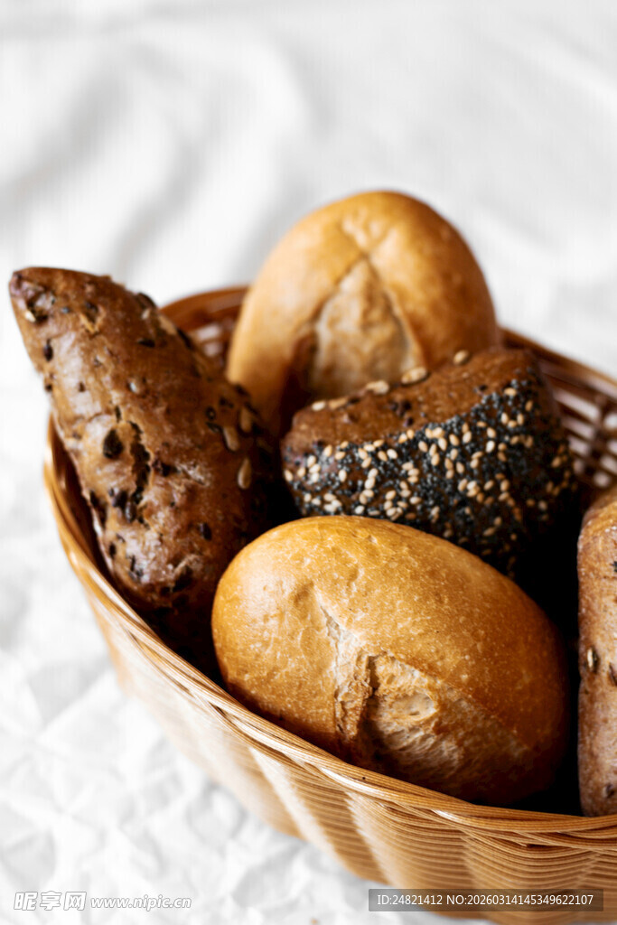 一篮美味多样的烘焙面包