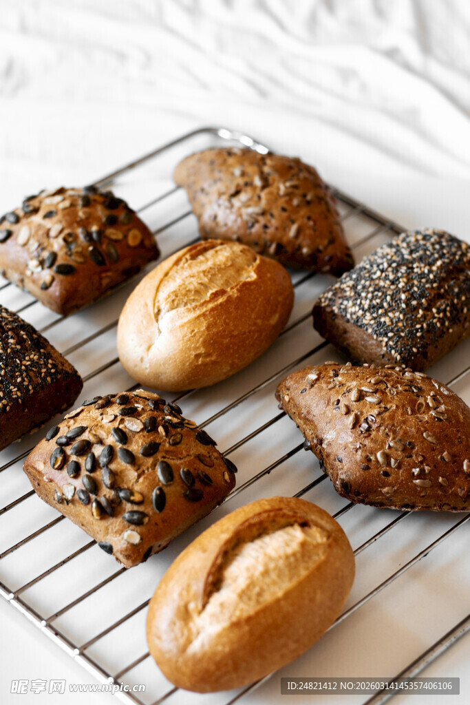 多样美味面包整齐摆放