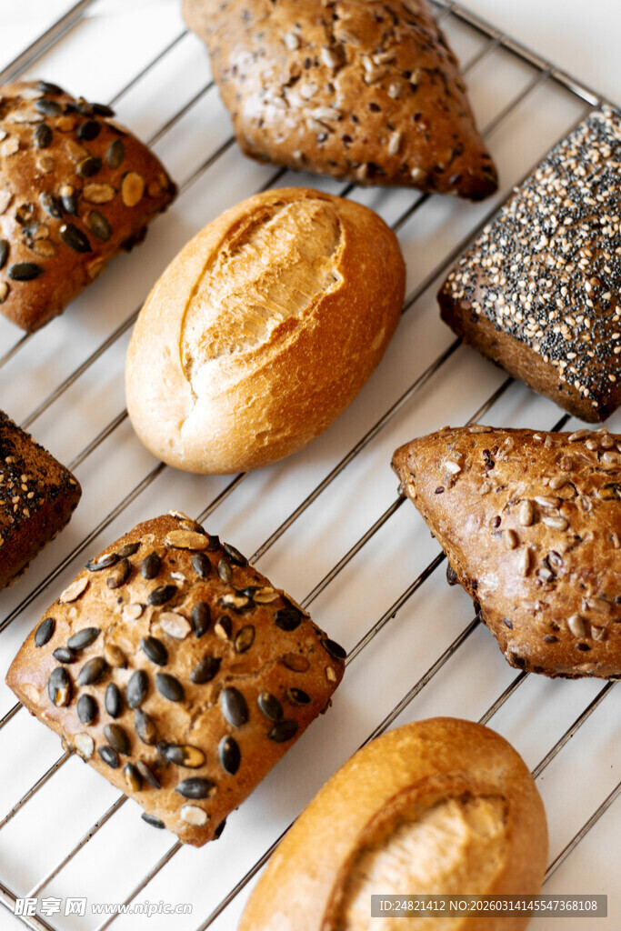 多样美味面包整齐摆放