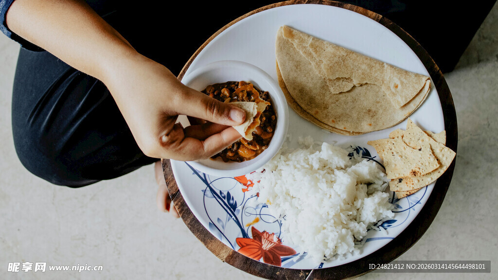 手捧食物的多元餐食组合
