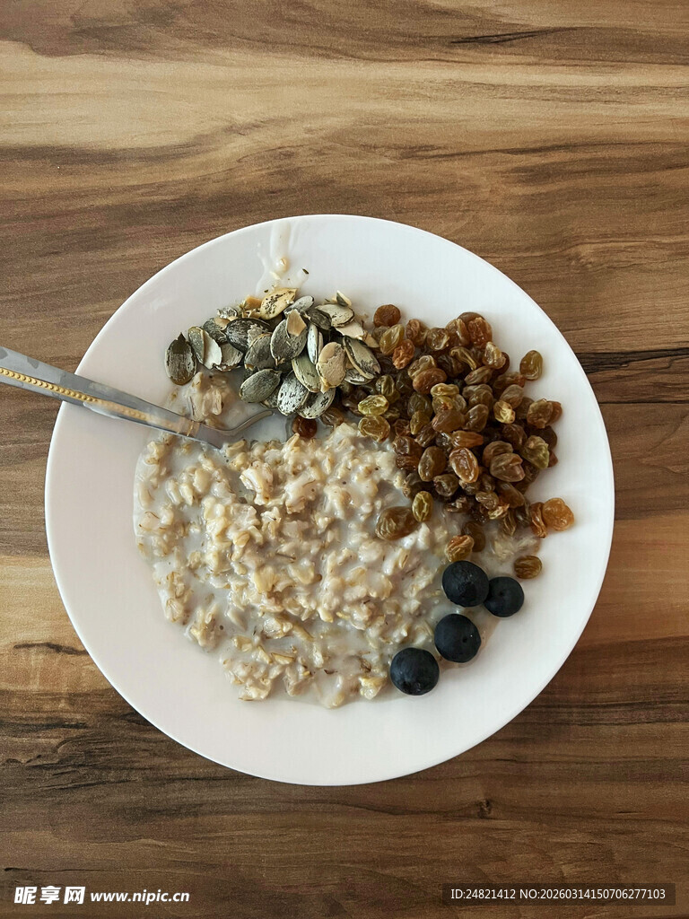美味燕麦早餐配多样食材