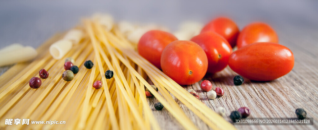 新鲜意面与番茄食材