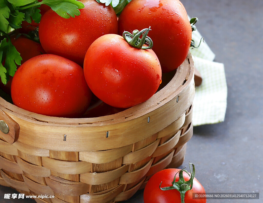 竹篮中的新鲜红番茄