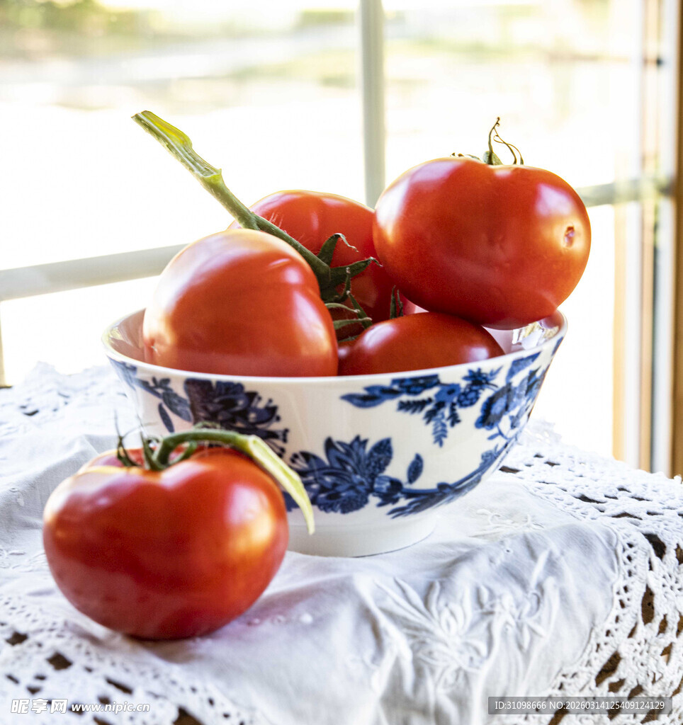 青花瓷碗中的新鲜西红柿