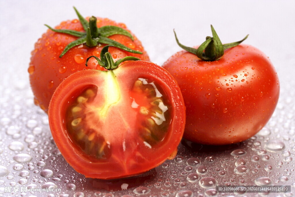 新鲜多汁的红番茄