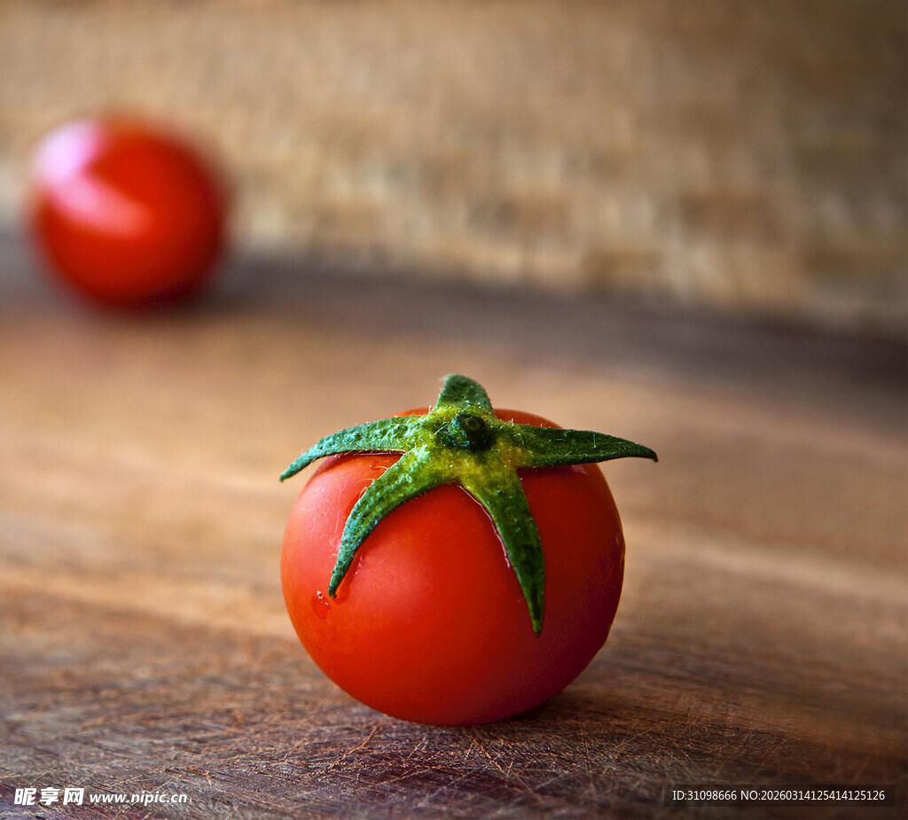 木桌上的新鲜红番茄