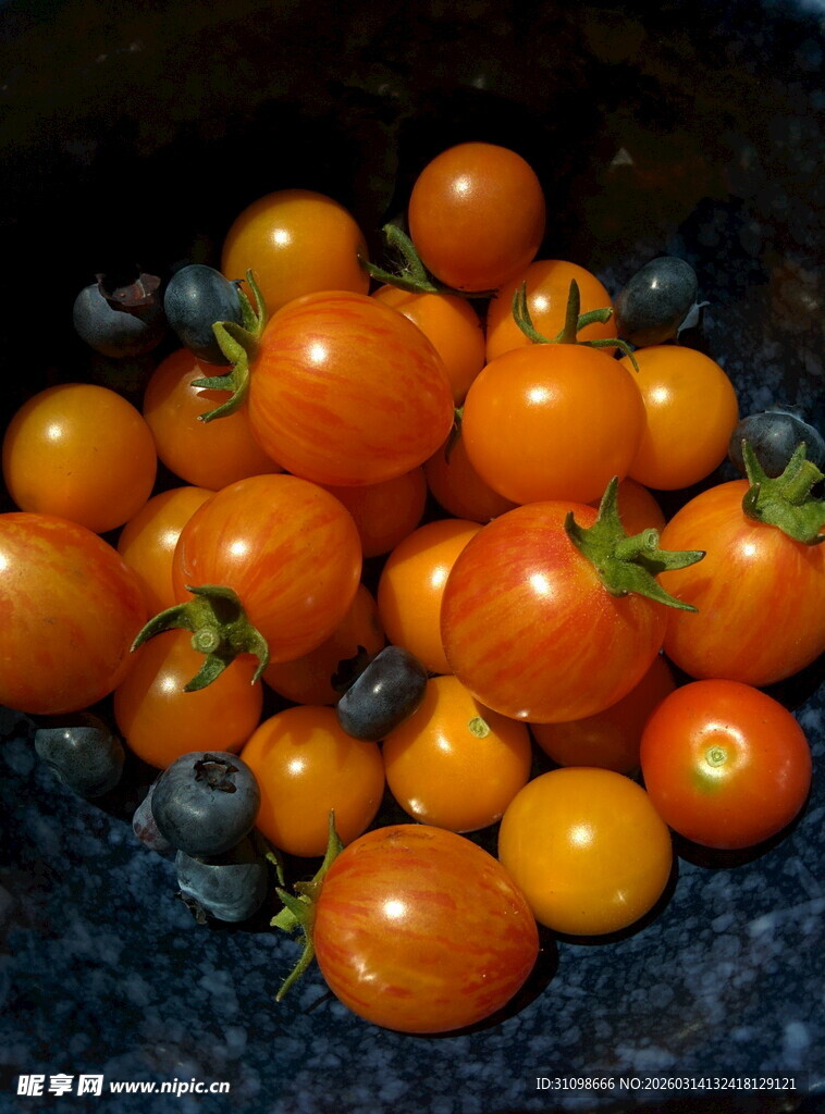 新鲜多彩小番茄堆叠