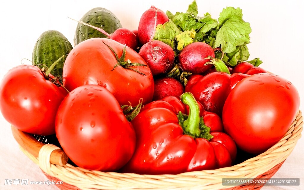 一篮新鲜多彩的蔬菜