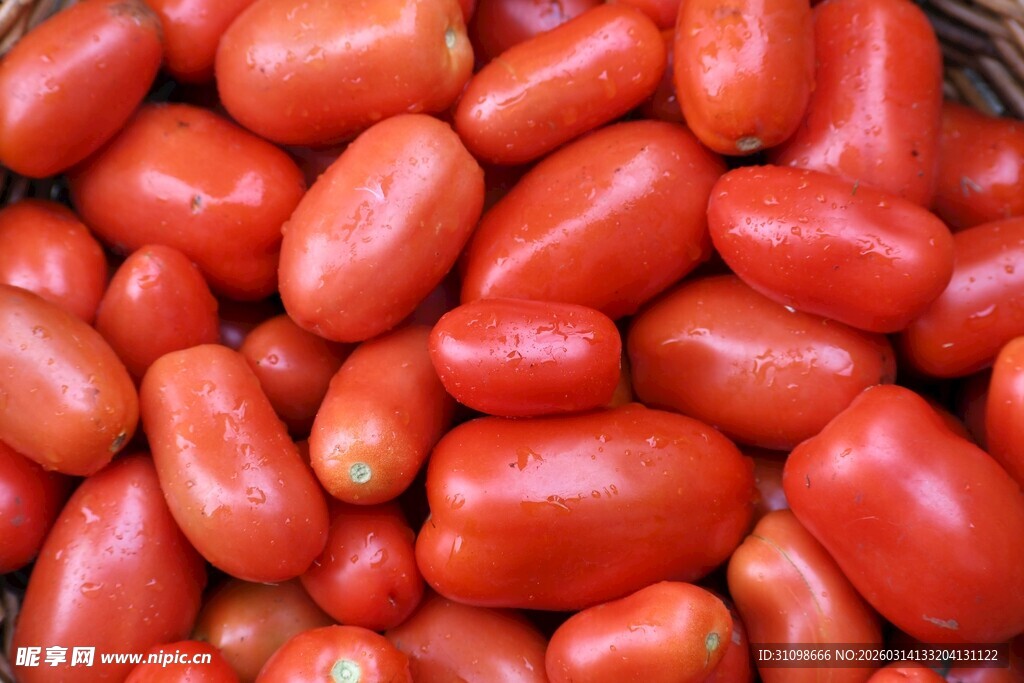 新鲜红番茄堆叠