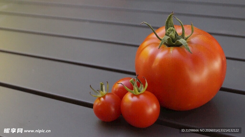 木桌上的大小新鲜番茄